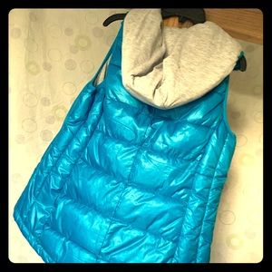 Sleeveless puffer jacket